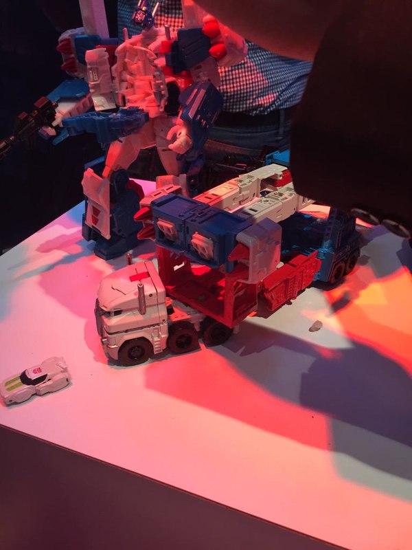 Toy Fair 2015   First Looks At Ultra Magnus And Minimus Ambus Combiner Wars Figures Images  (13 of 14)